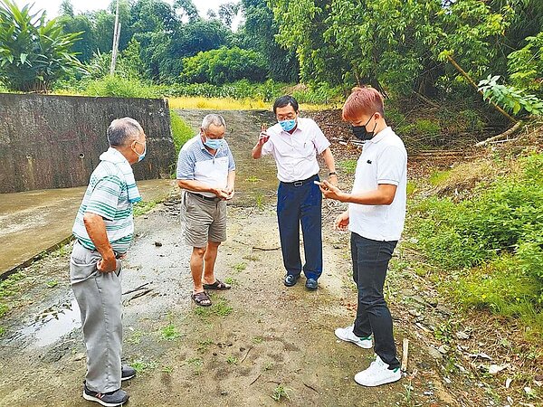 高雄市議員黃明太(右二)到田寮古亭排水系統會勘。(黃明太服務處提供)