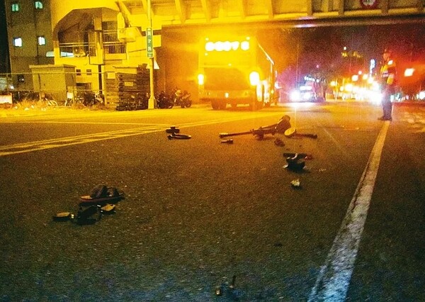 台中李女一家三口過馬路遭左轉公車撞上，她與一歲兒子雙亡，現場嬰兒車被輾壓支離破碎。記者陳宏睿／翻攝
