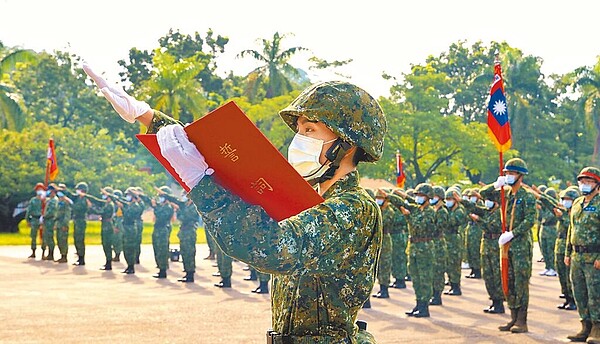 圖為去年陸軍步兵志願役開訓典禮，授予入伍生代表象徵軍人責任的步槍，並在宣誓代表引領下，全體入伍生齊聲立誓，迎接軍旅挑戰。（軍聞社）