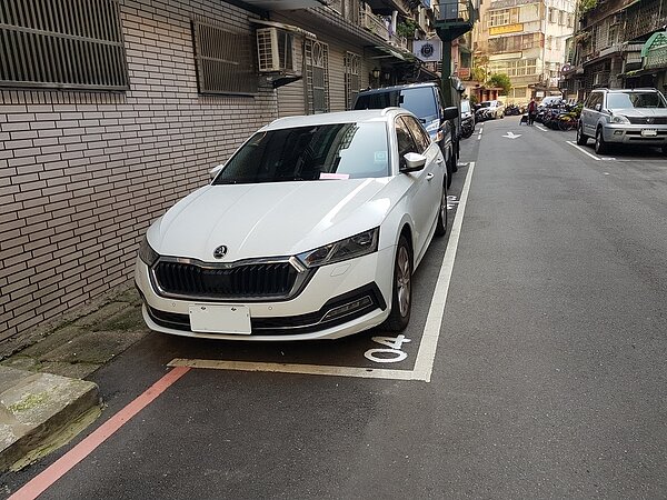 板橋區陽明街27巷路邊停車格將於明年1月3日收費。圖/新北市交通局提供