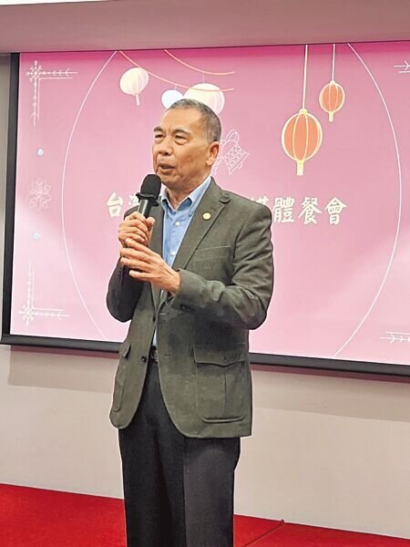 賣越多賠越慘,中油董事長李順欽昨在媒體年終會表示,全年公司將大虧2173億元,創下史上新高。(王玉樹攝)