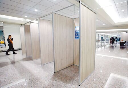 
自明年1月1日0時至1月31日止，搭乘自大陸4個直航航線，及金馬地區民眾春節交通專案之來台旅客，入境時須於機場（或港口）PCR檢測。（范揚光攝）
