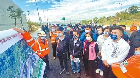 
國道4號豐潭段預計明年1月通車，立委楊瓊瓔、江啟臣30日現勘。（陳淑娥攝）
