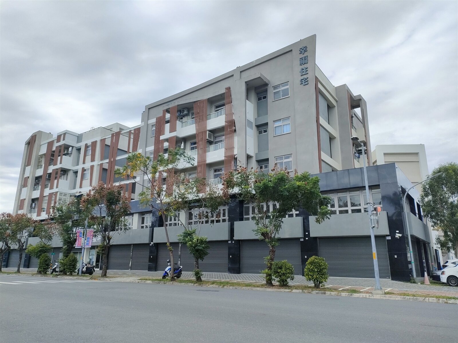 台東縣府出資7億多元興建「台東幸福住宅」於2020年3月完工,但因工程延宕問題,縣府開罰承包廠商8千餘萬元,經行政院公共工程委員會調解建議縣府返還廠商2千4百餘萬元。不過,廠商希望縣府能走仲裁,對雙方都好。記者尤聰光/攝影