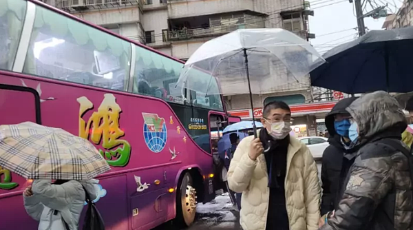 基隆客運因疫情及駕駛員流失影響,R路線自21日起停駛,市府緊急租車支援載客,市長謝國樑昨天前往搭乘了解載運情況。記者游明煌/攝影