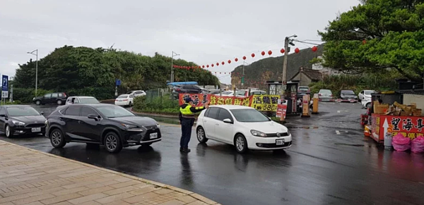 元旦連假北海岸加強交通疏導,金山警分局列七大易塞路段提醒遊客避開尖峰時段。圖/金山警分局提供