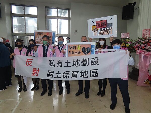 農民抗議私有農地被畫設國保一，但中央政府毫無任何說明。記者李定宇／攝影