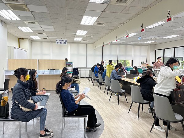 經發局工商登記服務中心全面翻新,增加等候空間,明亮度也大幅提升。圖/高雄市府提供