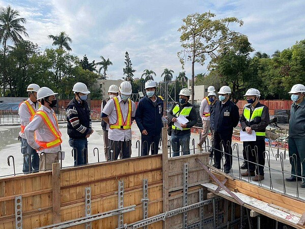 高市勞工局為杜絕歲末營建工地因趕工導致工安危害,與勞動部聯命督檢5處大型工地,共發現15項缺失,依法裁罰65萬。記者王昭月/翻攝