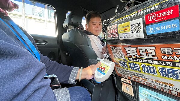 台中市敬老愛心卡首次申辦時擇一免費申請，且免經綁定即享有市民限定的「雙十公車」乘車優惠。圖／台中市政府提供