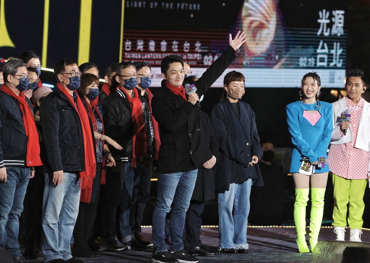 台北市政府前跨年人潮不受低溫及雨勢影響,仍有2萬人嗨等跨年,市長蔣萬安(中)也迎來任內第一次跨年晚會。記者曾原信/攝影
