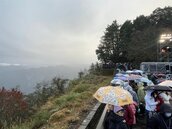 細雨迎天光　阿里山吸引數千遊客寒雨中迎2023元旦