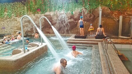 埔里鎮鯉魚潭附近溫泉屬碳酸氫鹽泉,溫泉水含氧量高、水分子小,不僅能泡湯,還適合飲用。(楊靜茹攝)
