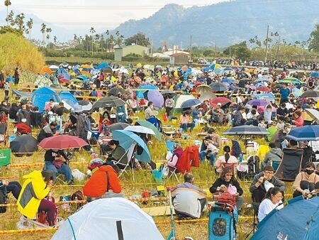 竹山紫南宮將於2023年元旦發放兔年招財錢母，昨日上午8時開放排隊，排隊隊伍到下午已超過2公里，附近收割的稻田瞬間變成露營區。（楊靜茹攝）