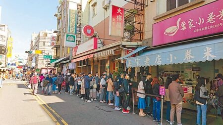 昨天是元旦3天連假第一天，台南市鬧區國華街美食店家一早就出現人潮。（程炳璋攝）