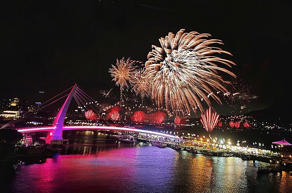 新北市水利局辦「璀璨新北-1314就愛你跨河煙火」，在今日20點23分登場。圖／新北市高灘處提供