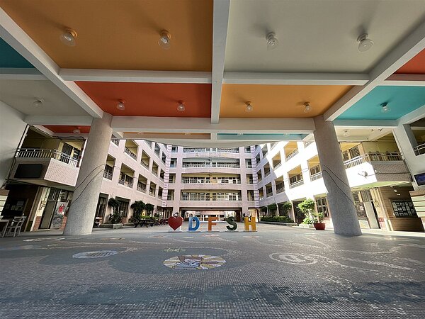 完工後除了耐震抗震度有效提昇外,穿堂入口意象的重新塑造,也讓師生感受到本校的美學情境更上一層。圖/新北市教育局提供