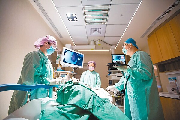 醫生執行大腸鏡內視鏡檢查,提醒民眾,一定要「盡責」的清腸。(朱光恩提供)