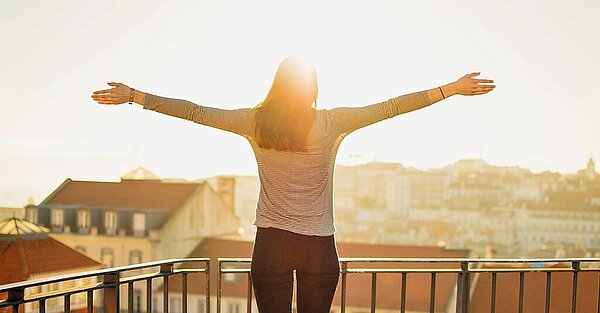 預防秋冬季節影響情緒,聯安診所家醫科醫師陳采汎建議民眾增加陽光曝曬機會。圖/聯安診所提供/林周義台北傳真