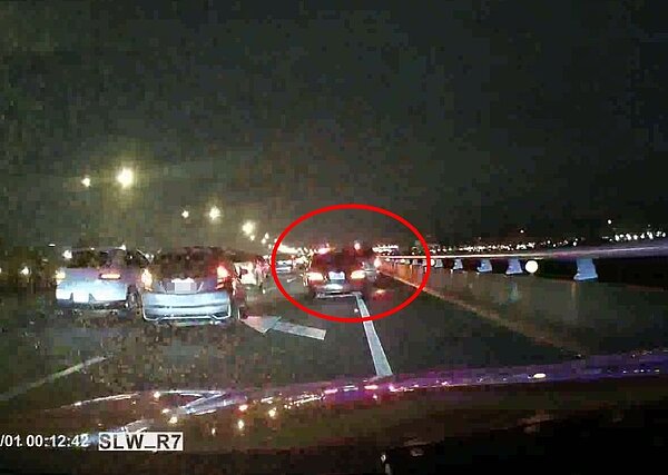 警方出動巡邏車驅趕違停國道路肩觀看台北101跨年煙火的車輛,將依錄影蒐證開單舉發。圖/國道警方提供