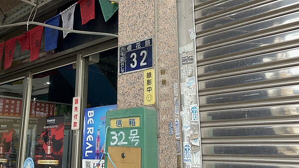 台中西屯區何仁里一處住宅大樓,一方門牌標示為「何仁里」,但另一方門牌上卻印錯成「大河里」。圖/楊大鋐提供