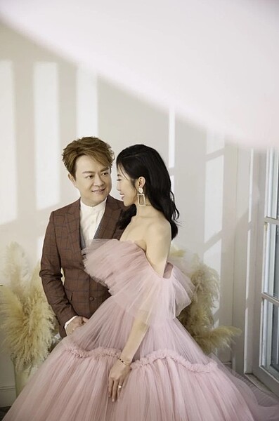 翁立友(左)宣布與圈外人Emily結婚的喜訊。圖/豪記唱片提供