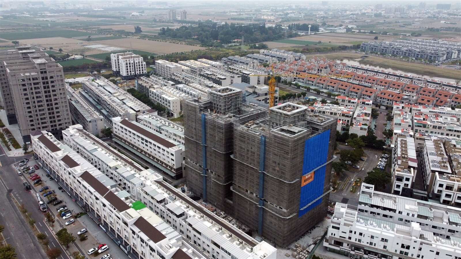 台南及高雄去年買賣移轉棟數和前年相比出現兩位數下滑,圖為台南科學園區附近建案。記者劉學聖/攝影