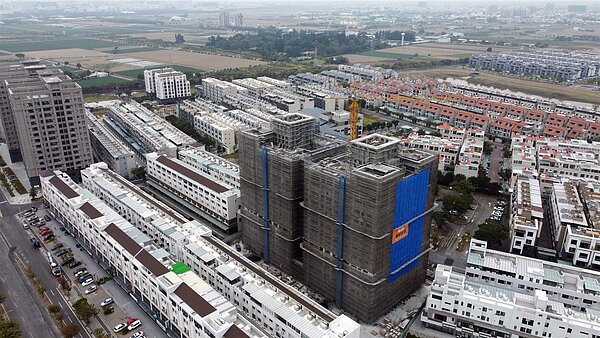 台南及高雄去年買賣移轉棟數和前年相比出現兩位數下滑,圖為台南科學園區附近建案。記者劉學聖/攝影