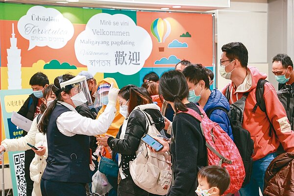 指揮中心宣布昨起至月底，自大陸（不含港澳）來台旅客都必須在機場實施唾液ＰＣＲ採檢後才能入境。圖為政策實施後，首架抵達台灣的廈門航空ＭＦ887班機乘客配合採檢再入境。記者黃仲明／攝影 