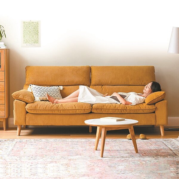 hoi!好好生活的源氏木語暖陽可調整頭枕燈芯絨三人沙發,坐躺舒適愜意。(hoi!好好生活提供)