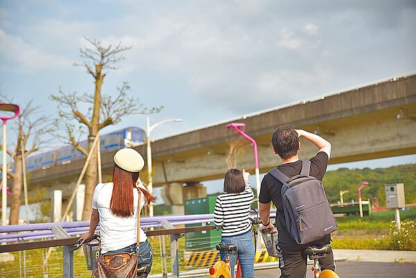 機捷田園景觀大道全長5.3公里,串聯A10山鼻站到A11坑口站,是遊客騎單車漫遊的好選擇。(桃捷提供/蔡明亘桃園傳真)