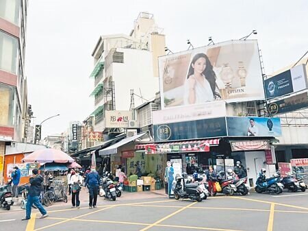 雲林縣公告土地現值最高地價區段為斗六市斗六市大同路與愛國街交叉路口,區段地價每平方公尺17萬6000元,換算1坪約58萬元,可謂「地王」。(周麗蘭攝)