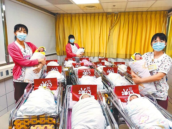 桃園宏其婦幼醫院2023年迎來18位元旦寶寶。(宏其婦幼醫院提供/呂筱蟬桃園傳真)