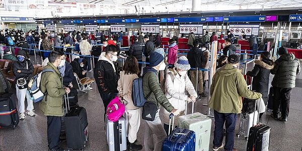大陸即將在1月8日全面鬆綁邊境防疫措施,被關了三年的陸客迫不及待傾巢而出,各國嚴陣以待;圖為北京首都國際機場。圖/中新社