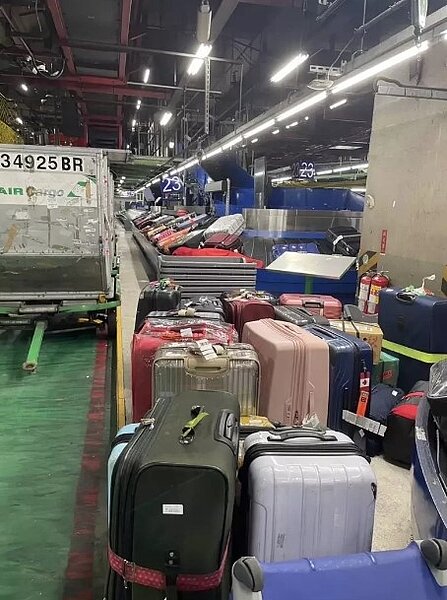 長榮航勤員工不滿年終差很大,近日請假造成機場航班大亂,行李堆疊亂成一團。 圖/長榮航企業工會提供
