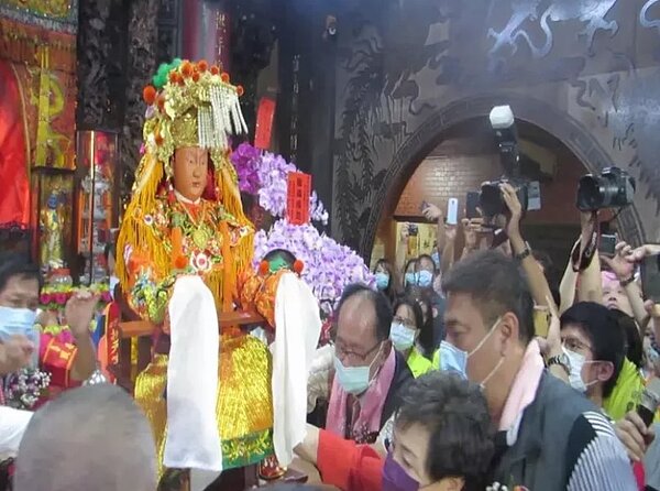 苗栗縣通霄鎮白沙屯拱天宮媽祖今年進香期程,值年爐主於1月6日擲筊請示聖意。圖/聯合報資料照片
