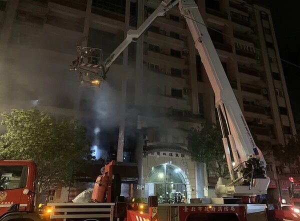 台北市士林區至誠路2段一處住宅,今清晨4時許發生火警,冒出大量火舌、黑煙,72歲母親和42歲女兒受困樓中樓,母親一度失去生命徵象的母親,送醫後恢復心跳。記者蕭雅娟/翻攝