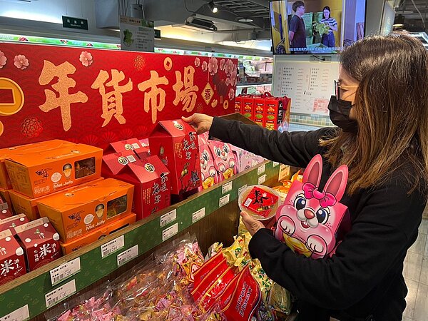 民眾到板農超市挑選精美禮盒。圖/新北市農業局提供