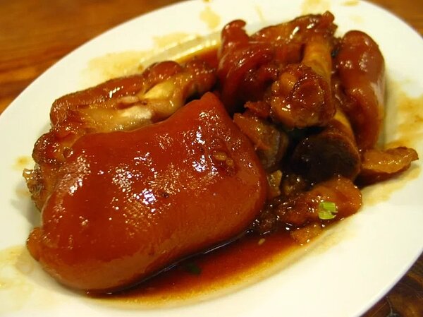 趙昭明是,人體食用雞腳、豬腳後,經過腸胃吸收,要到真皮層的膠原蛋白數量非常少。圖/聯合報