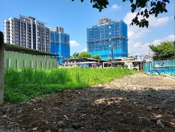 土城青雲路351之1號改善前原土地不平整,環境髒亂。圖/新北工務局提供