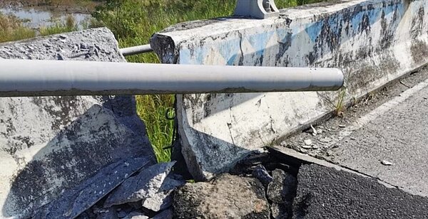 918地震造成台東寶華大橋橋面錯位,經縣府及地方爭取,橋檢單位安全評估,中央通過全額補助6.1億元興建新橋。圖/聯合報