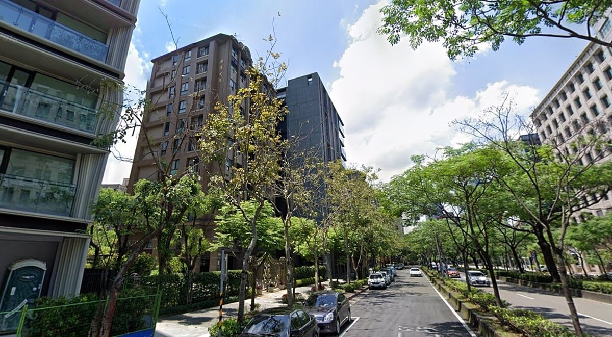 房市下行之下,北市大直知名高價宅出現行情下跌,而北安路一處屋齡超過30老公寓,頂加交易竟創高價,可說房市兩樣情。圖/google map