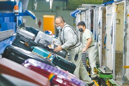 長榮航勤員工集體請假,即便董總親自下海幫忙盤行李,也無助解決僵局,內有星宇航空比價效應、外有桃園航勤拉抬氣勢,這未爆彈若不小心拆解,可能傷及母公司長榮航空,圖為長榮航勤員工正在搬運成堆的旅客行李。(陳麒全攝)