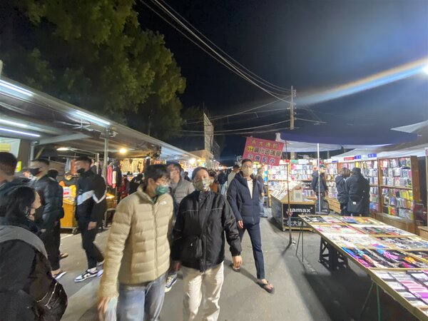 台南大東夜市在元旦連假期間人潮滿滿，看不出有攤商出走或是經營有問題的情況。記者修瑞瑩／攝影