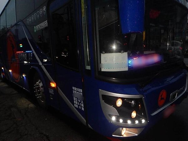 台中市又傳行人被撞事故,1輛營業大客車昨天清晨撞上蹲在路旁的男子,被撞行人送醫治療中。(民眾提供)