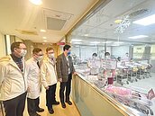 桃園張善政探元旦寶寶　桃園多1胎加1萬