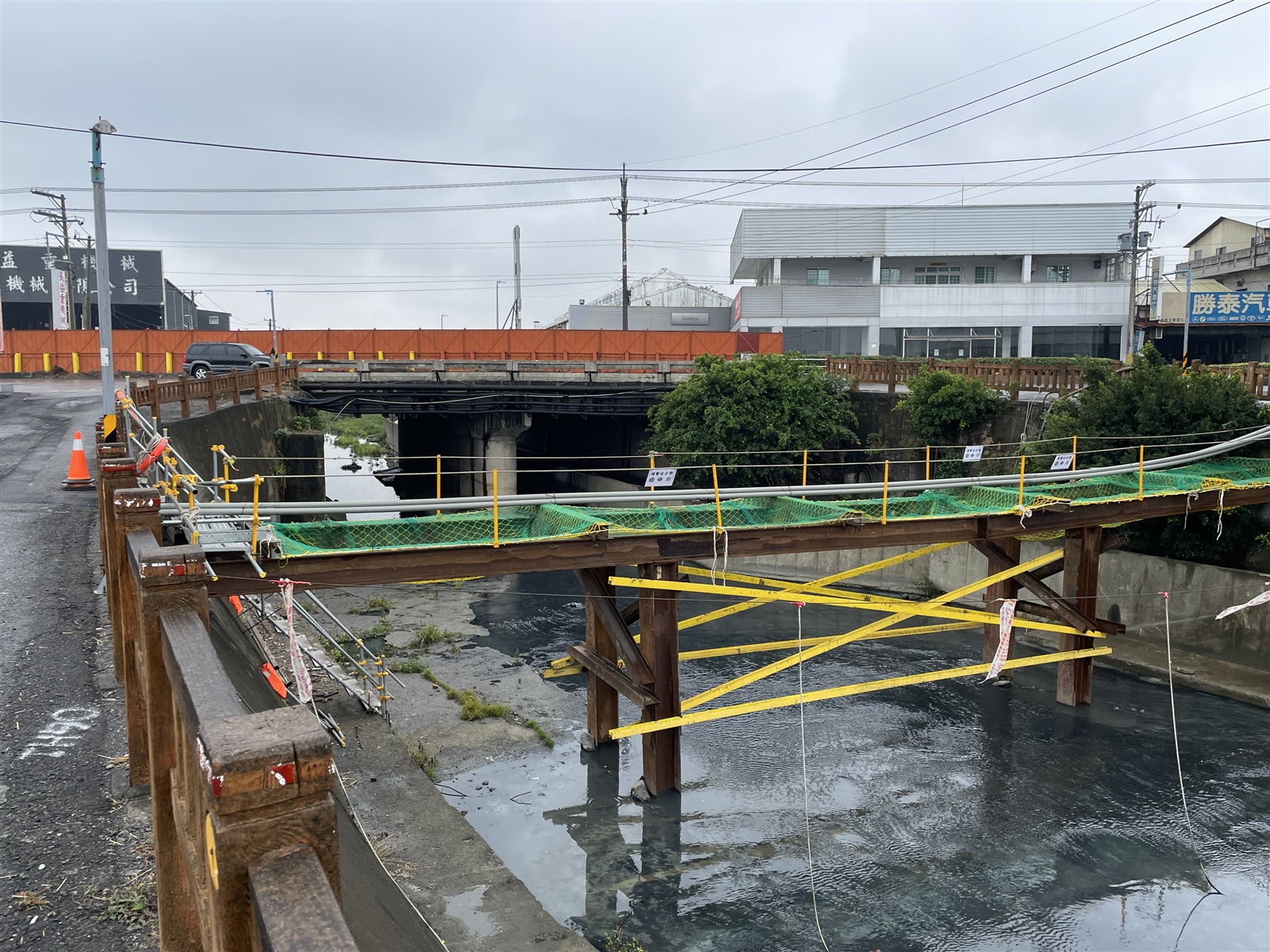 嘉義市北港路的通港橋將改建，採半半施工，目前已架設施工用的便橋。記者林伯驊／攝影 