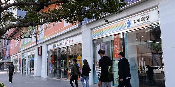 電信三雄資費大戰即熱鬧登場!台灣大、遠傳電信4G限速499及不限速599雙飽。圖/中時電子報