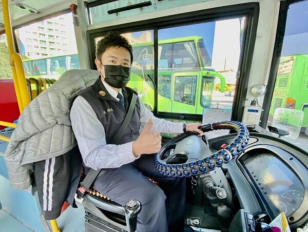 統聯客運駕駛康煉傑把乘客當做朋友,4度獲得金運獎。圖/台中市交通局提供