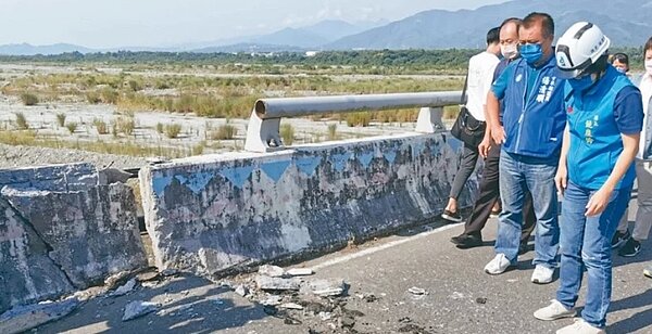 918地震造成台東寶華大橋橋面錯位,經縣府及地方爭取,中央全額補助6.1億元興建新橋。圖/聯合報資料照片